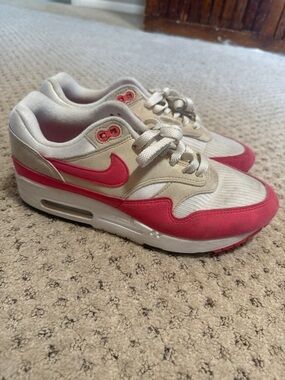 Nike Women's Cream and Pink Athletic Sneakers